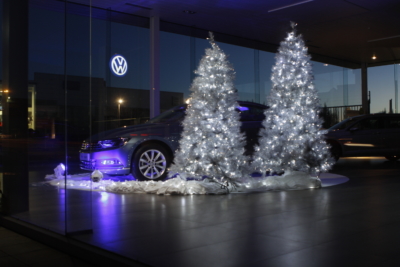 Duo aus silbernen Tannenbäumen